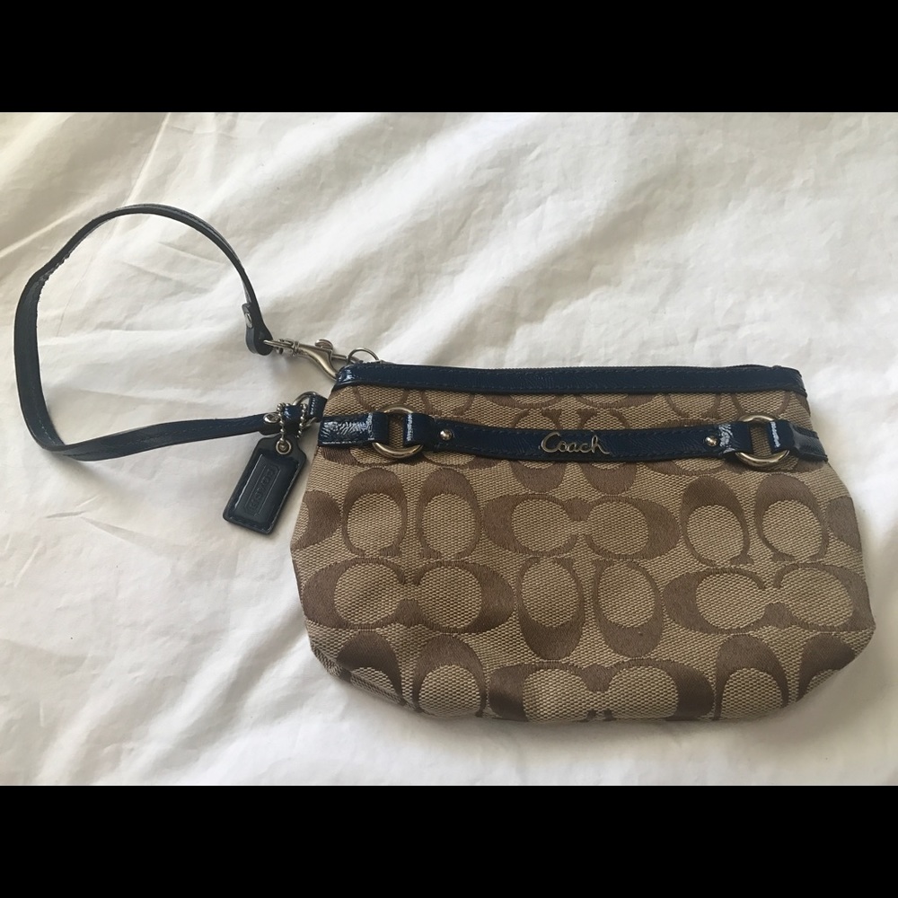 © Coach Wristlet Signature Print